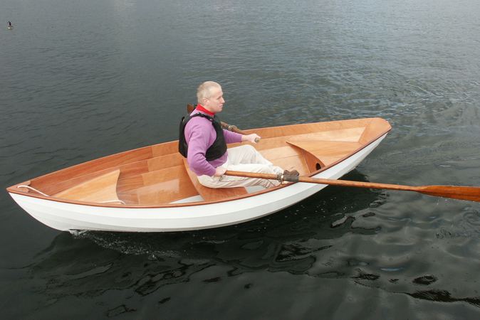 Fast to row lightweight rowing dory