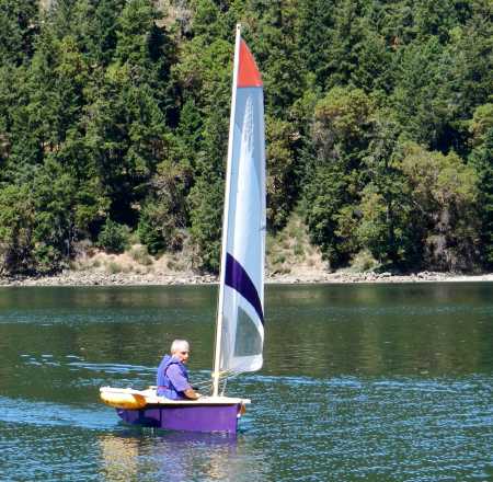 The Duo dinghy makes a fun little sailing boat with an unstayed mast and slot-in wings
